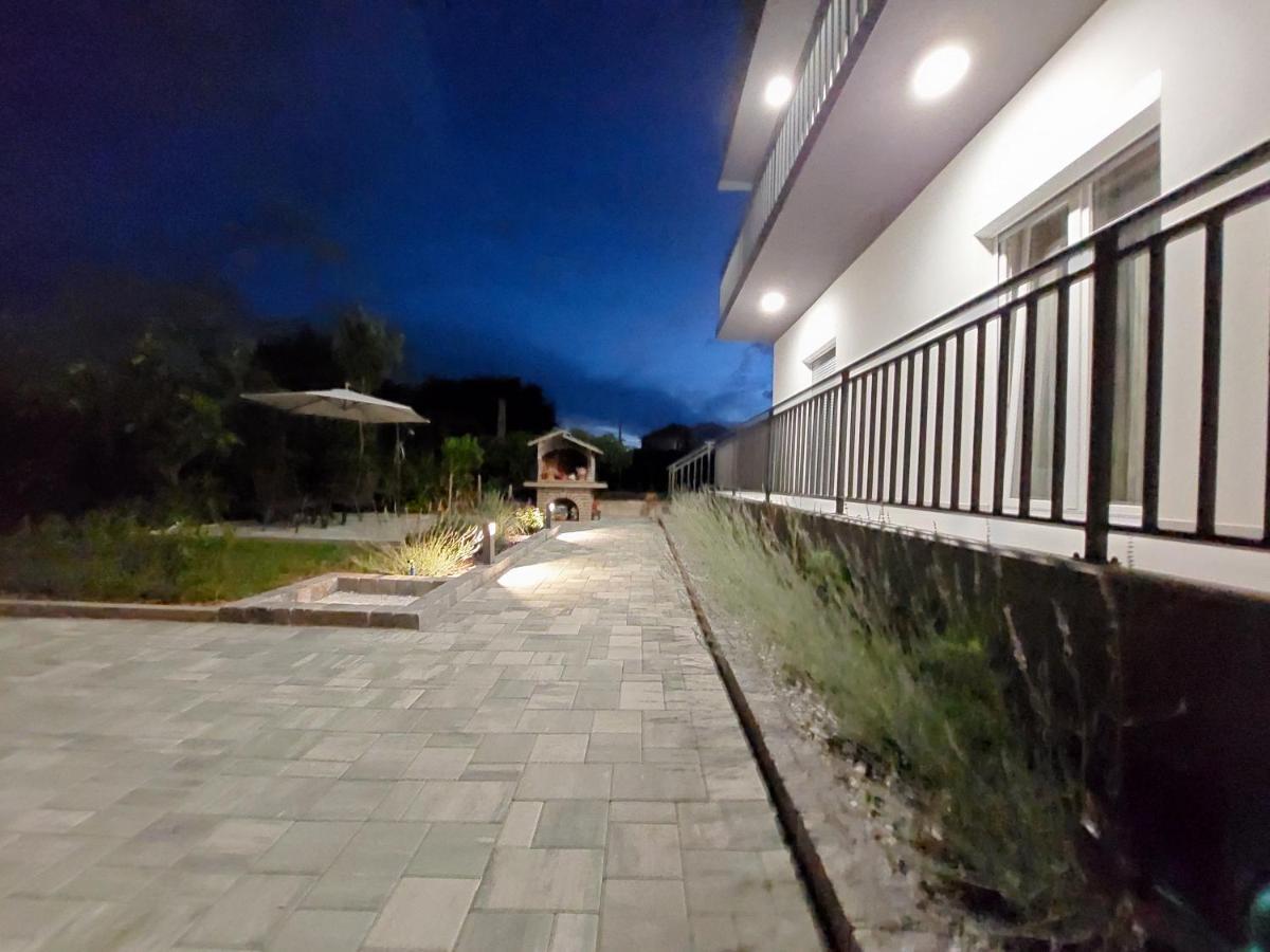 Apartment By The Sea Posedarje Exterior foto