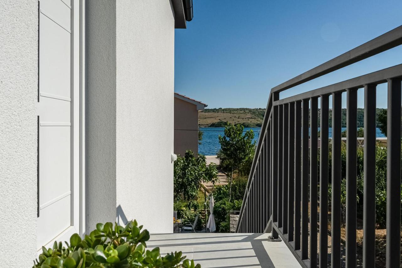 Apartment By The Sea Posedarje Exterior foto
